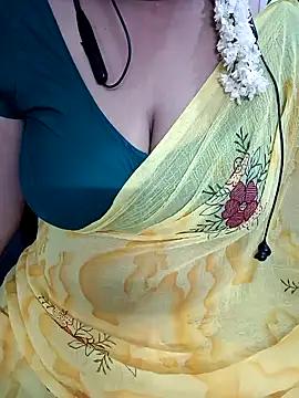 Snapshot of Yours_Radika chatting on December 10, 3:22 pm Yours Radika online show from December 10, 3:22 pm