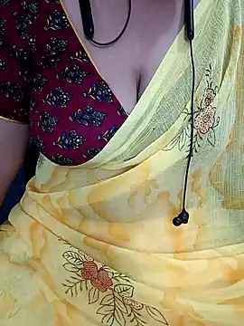 Snapshot of Yours_Radika chatting on December 28, 3:15 pm Yours Radika online show from December 28, 3:15 pm