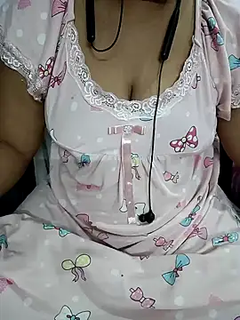 Snapshot of Yours_Radika chatting on February 4, 1:34 am Yours Radika online show from February 4, 1:34 am