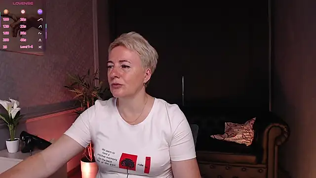 Snapshot of Nika_Smit chatting on July 5, 5:14 am Nika Smit online show from July 5, 5:14 am