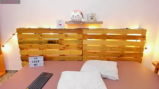 Snapshot of Alisson_Boobs_ chatting on January 17, 7:27 pm Alisson Boobs online show from January 17, 7:27 pm