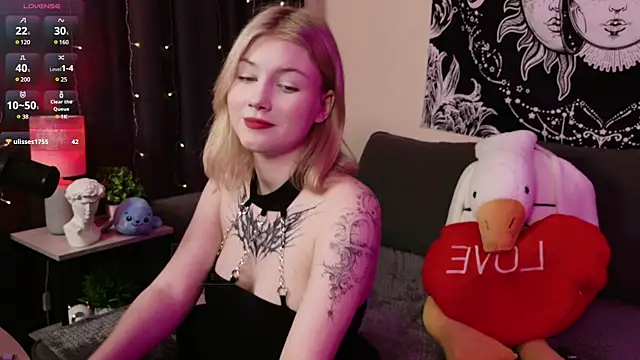 Snapshot of HellenHornny chatting on March 6, 1:46 pm HellenHornny online show from March 6, 1:46 pm