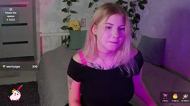 Snapshot of HellenHornny chatting on October 3, 11:07 am HellenHornny online show from October 3, 11:07 am