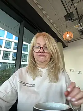 Blond Woman online show from March 18, 1:42 pm