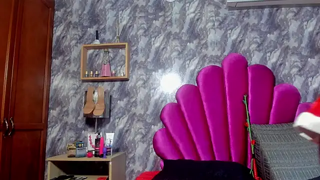 Snapshot of EMMAPARISS chatting on December 17, 11:27 am EMMAPARISS online show from December 17, 11:27 am