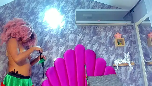 Snapshot of EMMAPARISS chatting on December 22, 11:51 am EMMAPARISS online show from December 22, 11:51 am