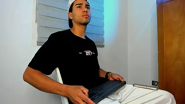 Snapshot of andy_0018 chatting on January 11, 8:00 am andy 0018 online show from January 11, 8:00 am