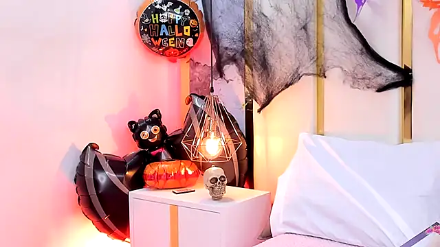 SalommeFlores online show from October 24, 7:10 pm