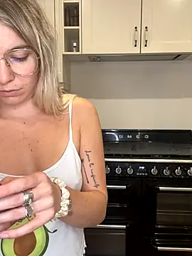 Snapshot of carlaaa chatting on September 24, 8:01 pm carlaaa online show from September 24, 8:01 pm