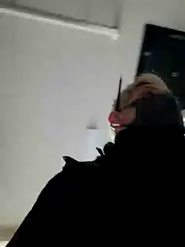 Snapshot of da--------i chatting on February 12, 4:44 am da--------i online show from February 12, 4:44 am