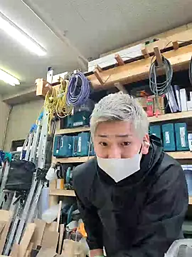 Snapshot of da--------i chatting on February 23, 12:41 am da--------i online show from February 23, 12:41 am