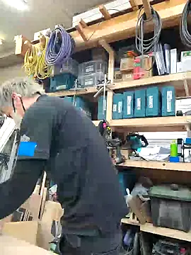 Snapshot of da--------i chatting on March 23, 4:49 am da--------i online show from March 23, 4:49 am