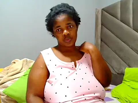 Snapshot of Hips2seyy86 chatting on December 15, 3:33 am Hips2seyy86 online show from December 15, 3:33 am