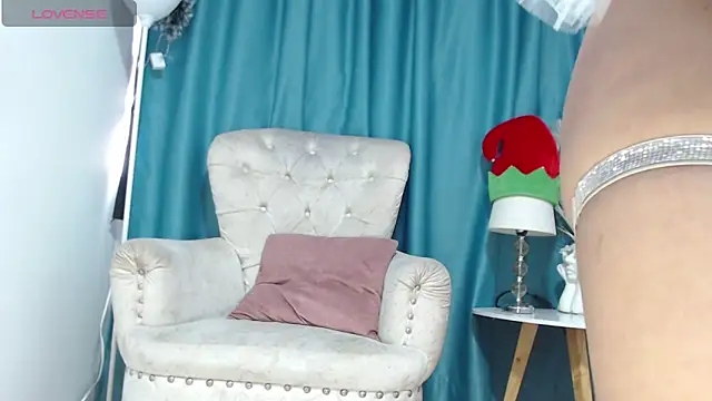 Snapshot of salome_Queenx chatting on December 12, 12:44 pm salome Queenx online show from December 12, 12:44 pm