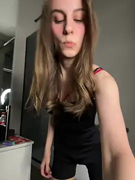 Snapshot of HellPeach chatting on February 17, 1:36 am HellPeach online show from February 17, 1:36 am