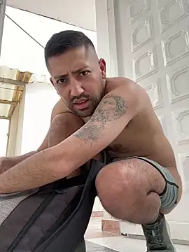 Snapshot of JuanZapata33 chatting on December 7, 8:38 pm JuanZapata33 online show from December 7, 8:38 pm