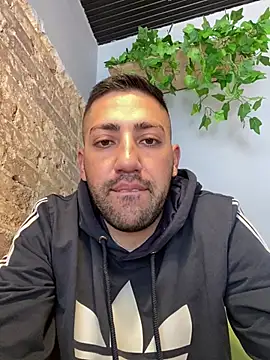 Snapshot of JuanZapata33 chatting on December 26, 7:27 pm JuanZapata33 online show from December 26, 7:27 pm