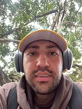 Snapshot of JuanZapata33 chatting on January 1, 8:47 pm JuanZapata33 online show from January 1, 8:47 pm