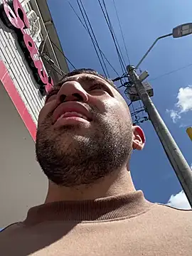 Snapshot of JuanZapata33 chatting on January 2, 6:12 pm JuanZapata33 online show from January 2, 6:12 pm