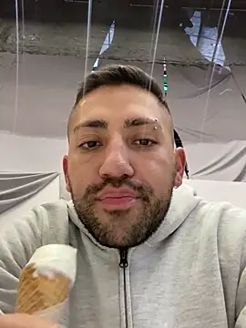 Snapshot of JuanZapata33 chatting on January 3, 10:51 pm JuanZapata33 online show from January 3, 10:51 pm