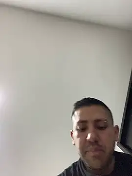 Snapshot of JuanZapata33 chatting on February 18, 12:48 am JuanZapata33 online show from February 18, 12:48 am