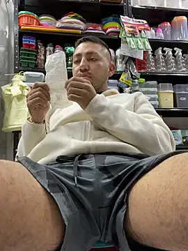 Snapshot of JuanZapata33 chatting on October 9, 10:19 pm JuanZapata33 online show from October 9, 10:19 pm