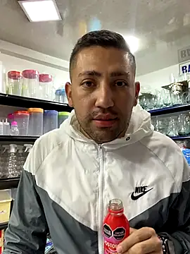 Snapshot of JuanZapata33 chatting on October 13, 9:37 pm JuanZapata33 online show from October 13, 9:37 pm