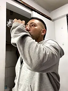 Snapshot of JuanZapata33 chatting on October 17, 10:12 pm JuanZapata33 online show from October 17, 10:12 pm