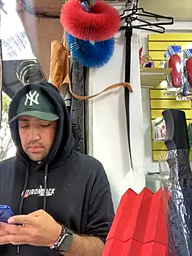 Snapshot of JuanZapata33 chatting on November 4, 9:36 pm JuanZapata33 online show from November 4, 9:36 pm