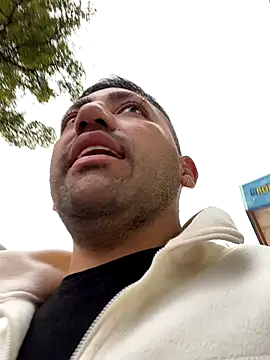 Snapshot of JuanZapata33 chatting on November 5, 10:21 pm JuanZapata33 online show from November 5, 10:21 pm