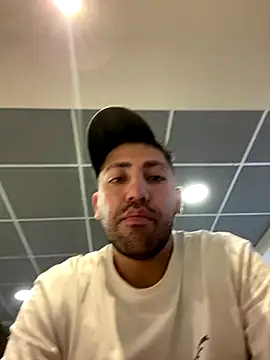 Snapshot of JuanZapata33 chatting on December 5, 8:27 pm JuanZapata33 online show from December 5, 8:27 pm