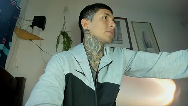 Travistanner 28 online show from April 13, 10:04 pm