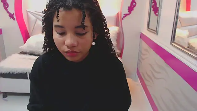 Snapshot of Mayaa_ross chatting on December 19, 10:53 pm Mayaa ross online show from December 19, 10:53 pm