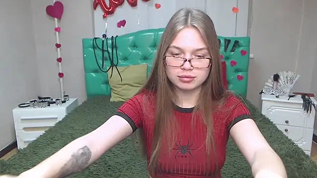 Snapshot of LaraPika chatting on March 18, 12:14 pm LaraPika online show from March 18, 12:14 pm