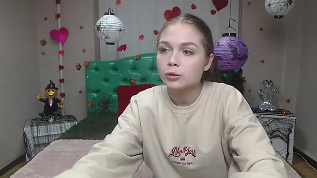 Snapshot of LaraPika chatting on November 4, 6:07 pm LaraPika online show from November 4, 6:07 pm