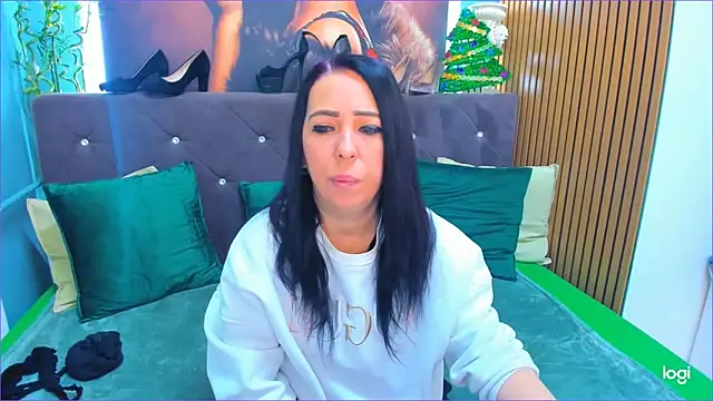 LauraSin online show from December 19, 4:30 am