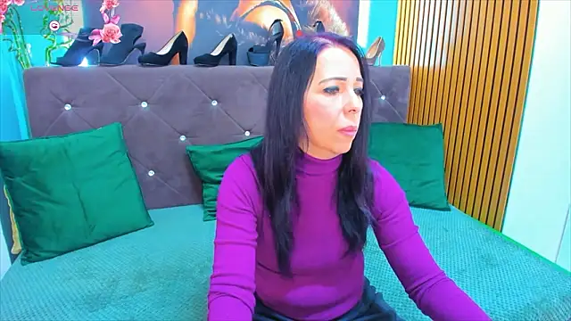 LauraSin online show from February 5, 6:45 pm