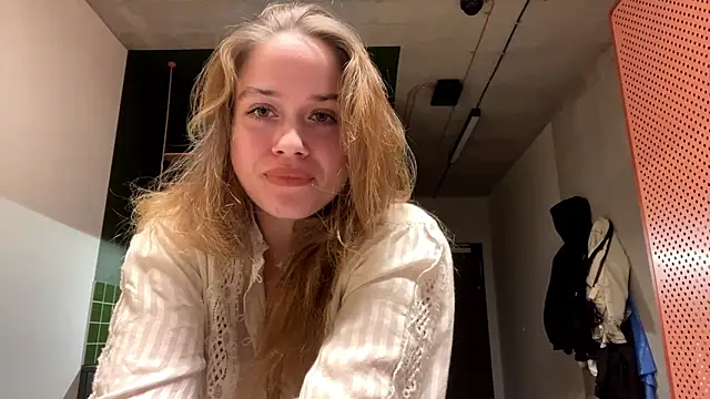 Snapshot of Celeste_Glow chatting on December 9, 8:23 pm Celeste Glow online show from December 9, 8:23 pm