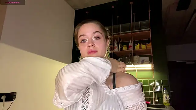 Snapshot of Celeste_Glow chatting on February 21, 11:21 pm Celeste Glow online show from February 21, 11:21 pm