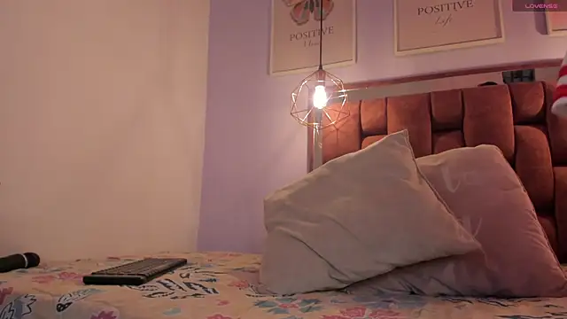 Snapshot of kristakinnky chatting on October 3, 1:41 pm kristakinnky online show from October 3, 1:41 pm