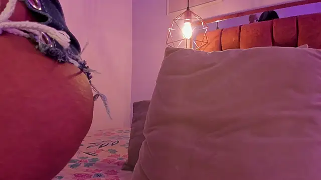 Snapshot of kristakinnky chatting on October 15, 1:33 pm kristakinnky online show from October 15, 1:33 pm