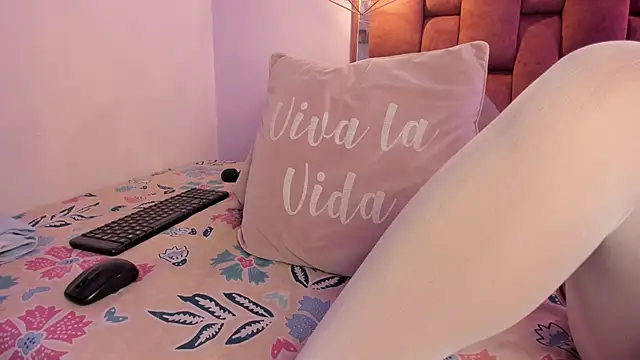 Snapshot of kristakinnky chatting on October 23, 1:54 pm kristakinnky online show from October 23, 1:54 pm