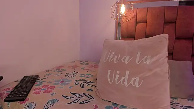 Snapshot of kristakinnky chatting on November 7, 1:44 pm kristakinnky online show from November 7, 1:44 pm