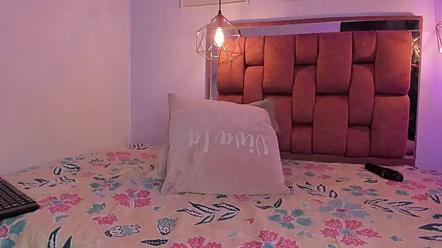 Snapshot of kristakinnky chatting on November 13, 3:00 pm kristakinnky online show from November 13, 3:00 pm