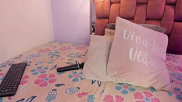 Snapshot of kristakinnky chatting on November 25, 1:44 pm kristakinnky online show from November 25, 1:44 pm