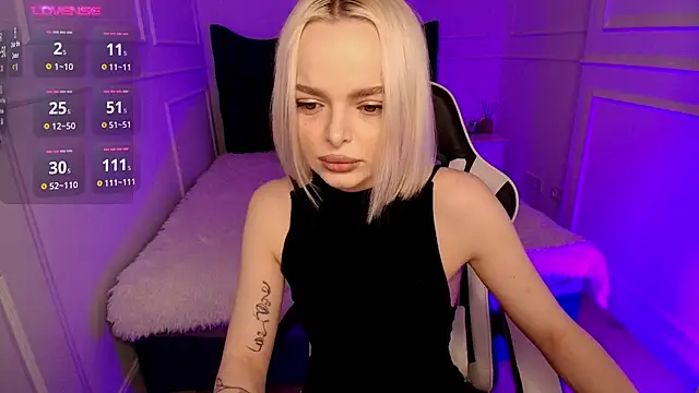 horny blondiee online show from January 3, 8:32 am