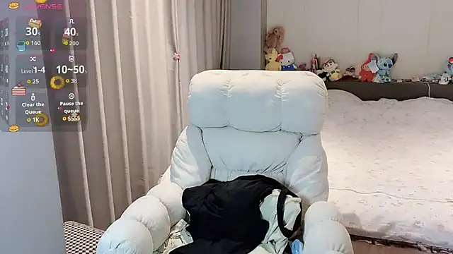 qiqi-666 online show from October 2, 1:45 am