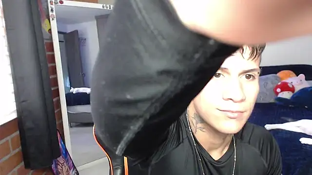 Snapshot of pettergrey1 chatting on June 27, 8:47 pm pettergrey1 online show from June 27, 8:47 pm