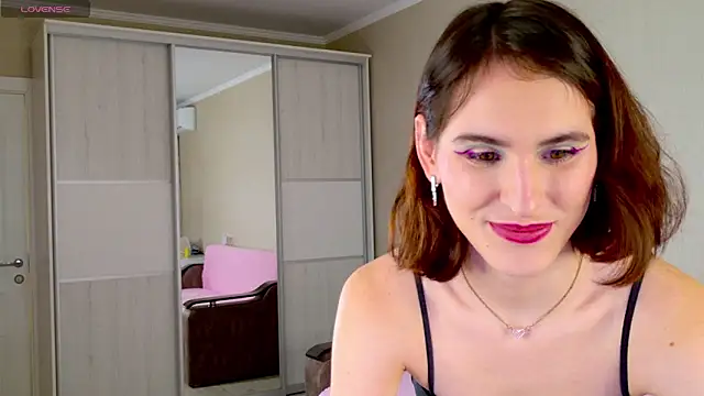 Snapshot of FridaCure chatting on January 5, 7:28 pm FridaCure online show from January 5, 7:28 pm