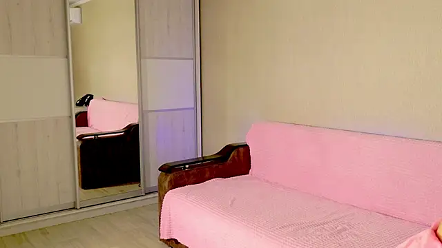 Snapshot of FridaCure chatting on February 1, 1:23 am FridaCure online show from February 1, 1:23 am